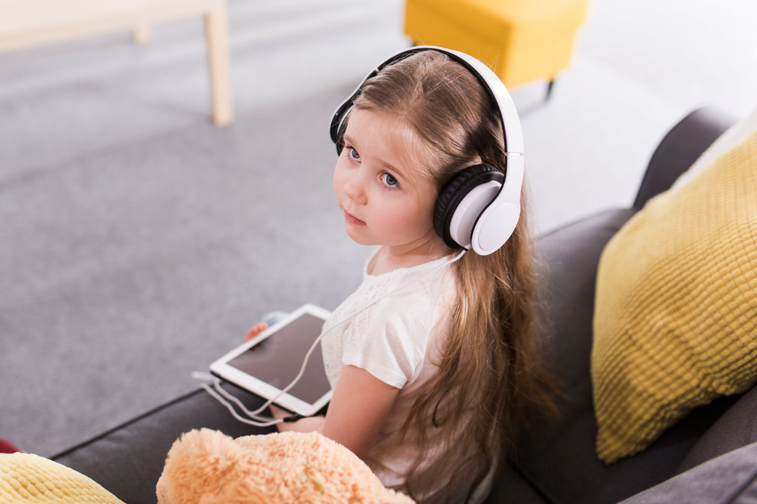 kid listening to stoires to learn italian